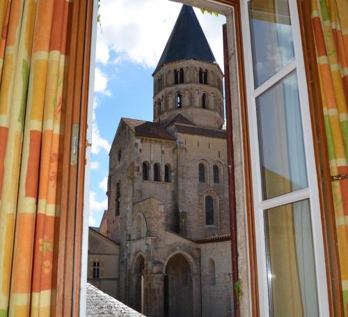 克卢尼勃艮第酒店的透过窗户可欣赏到教堂的景色