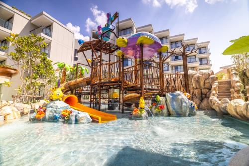卡伦海滩Phuket Emerald Beach Resort的水上公园的度假村的水滑梯