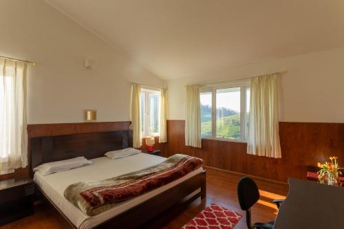乌提lynfields leisure的一间卧室设有一张大床和大窗户