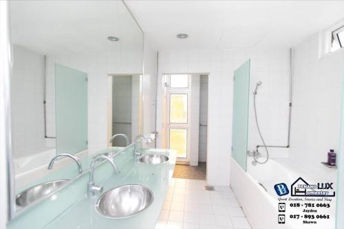 乔治市GeorgeTown 6BR KTV Bungalow 28Pax的白色的浴室设有2个盥洗盆和1个浴缸。