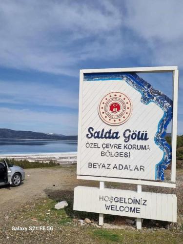 YeşilovaSalda Gölüne çok yakın的水体前的标志