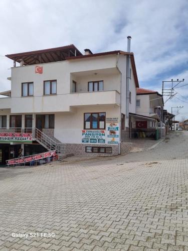 YeşilovaSalda Gölüne çok yakın的砖街上的白色大建筑