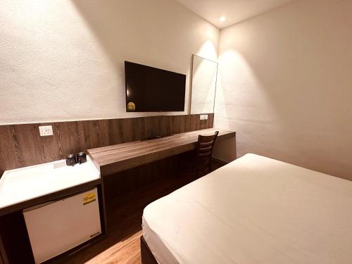新加坡Park View Hotel的酒店客房设有两张床和一台墙上的电视。
