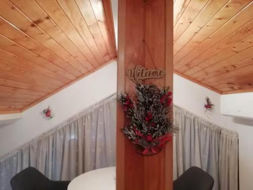 斯利文Green Loft Apartment-Rose的用餐室配有带圣诞花圈的桌子