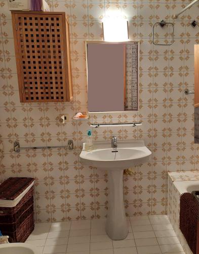 科莱拉Colera, Mar amunt的一间带水槽和镜子的浴室