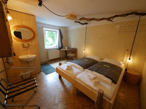 萨尔茨堡The Keep Eco Rooms的一间卧室配有一张床,浴室设有水槽