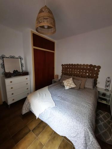 科莱拉Colera, Mar amunt的一间卧室配有一张床、梳妆台和镜子