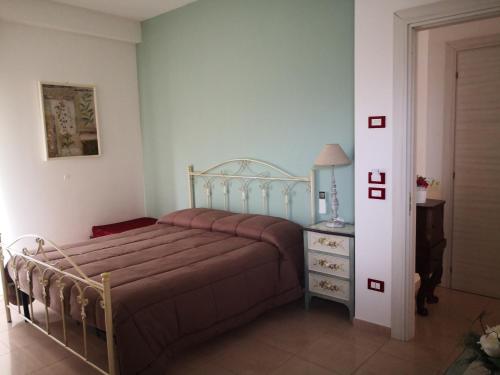 维科德尔加尔加诺Da Alduccio的一间卧室配有一张床和一个带灯的梳妆台
