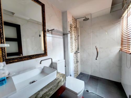 清迈北风酒店的一间带水槽、镜子和卫生间的浴室