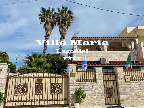 卡利维亚索里库Villa Maria Lagonissi - Private first floor Villa的一座有门和棕榈树的建筑