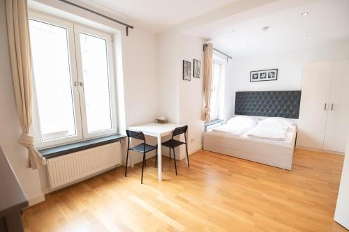 美因河畔法兰克福Charming Apartments Frankfurt City的一间卧室配有一张床和一张书桌