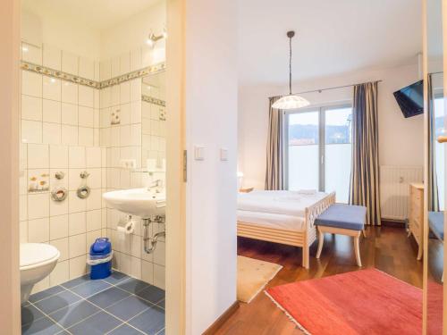 萨斯尼茨Appartementhaus Sonnenbad - Luxuspenthouse App. 11的一间带水槽的浴室和一张位于客房内的床