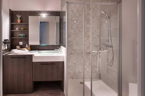 勒瓦卢瓦-佩雷Domitys Le 225的带淋浴和盥洗盆的浴室
