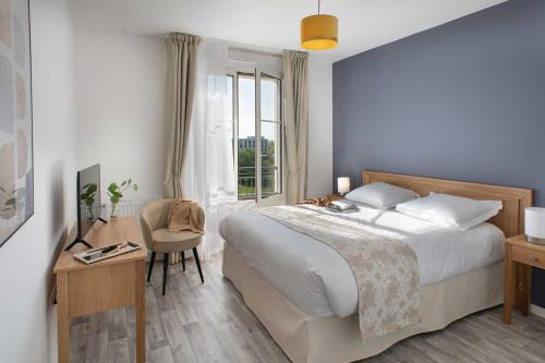 勒瓦卢瓦-佩雷Domitys Le 225的一间卧室配有一张床、一张书桌和一个窗户。