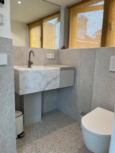诺德韦克Aventure的一间带水槽和卫生间的浴室