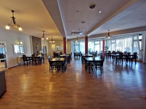 波兹南叶丽涅茨酒店的餐厅内带桌椅的用餐室