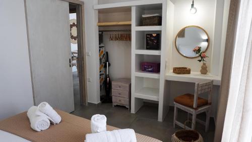 MármaraStavros Residence的浴室配有梳妆台、镜子和盥洗盆