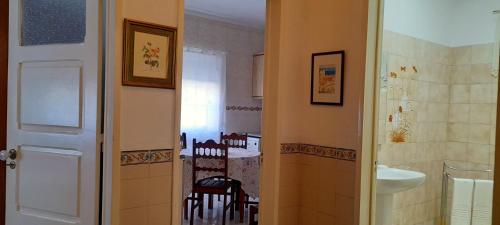 新皮尼亚尔Casa da Forja的一间带水槽的浴室和一间带桌子的厨房