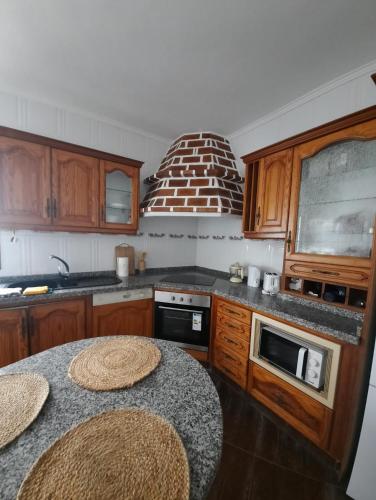 巴尔韦尔德Mi Piriposa的厨房配有木制橱柜和台面