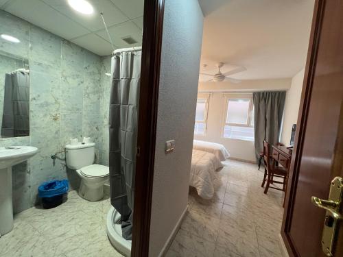 塔拉韦拉·德·拉·雷纳拉埃姆巴雅达旅馆的一间带卫生间和水槽的浴室