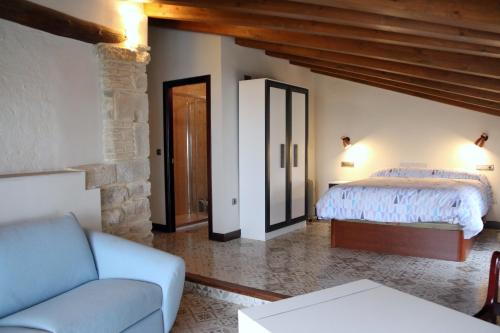 乌贝达Casa de San Lorenzo的一间卧室配有一张床和一个沙发