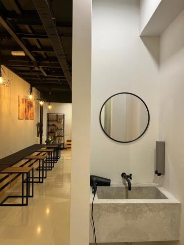 吉隆坡The Freedom Club Hostel KL的浴室设有水槽和墙上的镜子