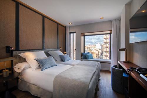 马略卡岛帕尔马JS Palma Plaza的一间设有大床和窗户的酒店客房