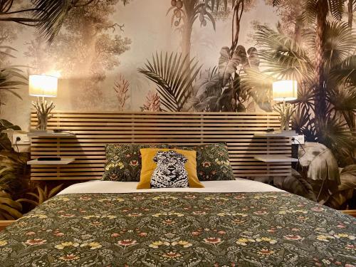 马德里SabiaNatura - boutiqueMadrid的一间卧室配有一张带花卉床罩的床