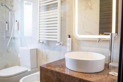 沃拉李奥内莎酒店的白色的浴室设有水槽和镜子