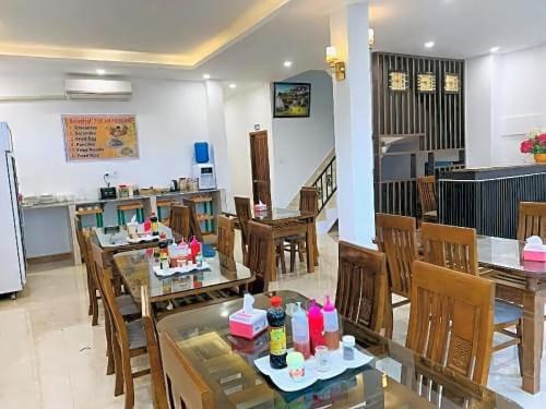 万荣Downtown Vang Vieng Hotel的一间带桌椅的用餐室和一间厨房