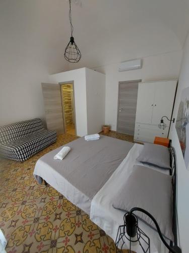 马里迪莫Struttura Le Gemme的一间卧室配有一张大床和一张沙发