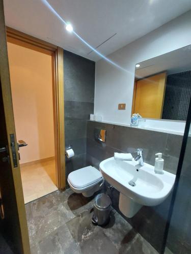 赫尔格达Nayah Stays, Beautiful 3-bedroom vacation home with lovely pool的一间带水槽、卫生间和镜子的浴室