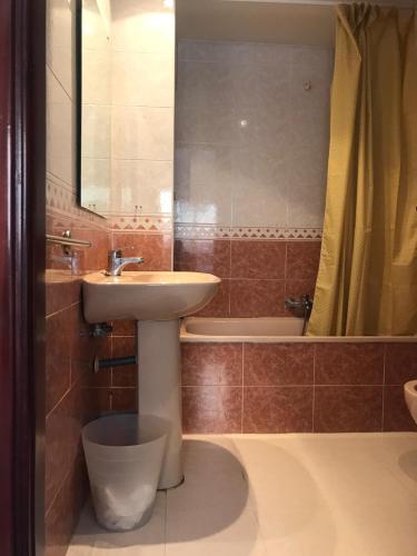 布尔哈索特PISO EN BURJASOT的浴室配有盥洗盆和浴缸。