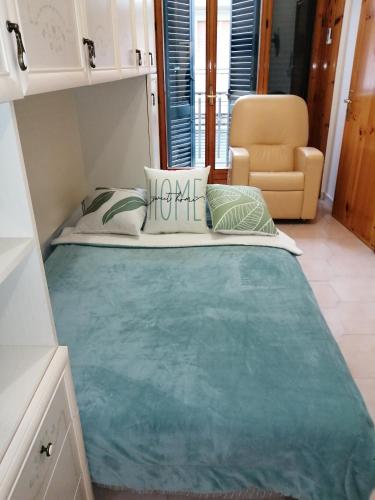 拉泰尔扎casa vacanza con balcone的一张大床,位于带椅子的房间里