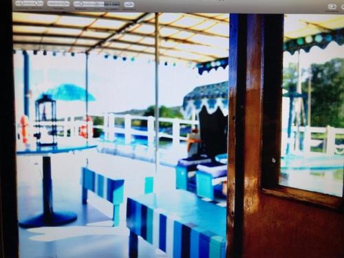 斯图加特Schiff AHOY, Hotelschiff, Hausboot, Boot, Passagierschiff的享有带桌子和遮阳伞的游泳池的景色