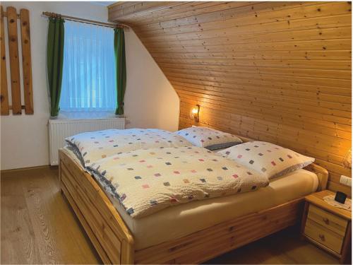 Rohrbach4 Sterne Ferienwohnung Sommerberg的一间卧室配有一张木墙床