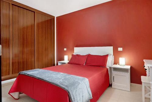 宏达海滩Casa Candido 2的红色卧室设有红色墙壁的床