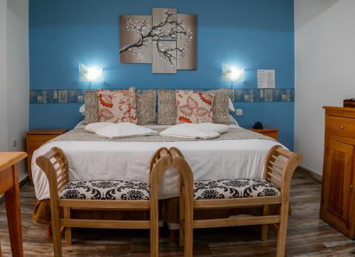 埃斯克尔索尔德尔苏尔酒店的一间卧室配有一张带两把椅子的床