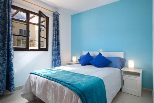 宏达海滩Casa Candido的一间卧室设有一张大床和一个窗户。