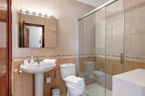 宏达海滩Casa Candido的浴室配有卫生间、盥洗盆和淋浴。