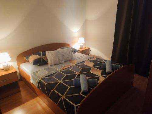波拉斯Apartments Patricija的一间卧室配有一张床和两个带灯的床头柜