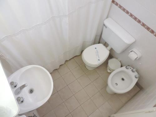 特雷利乌加利西亚酒店的白色的浴室设有卫生间和水槽。