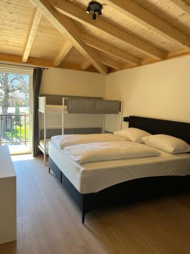 RattendorfApartmán Michal的一间卧室配有一张床和一张双层床。