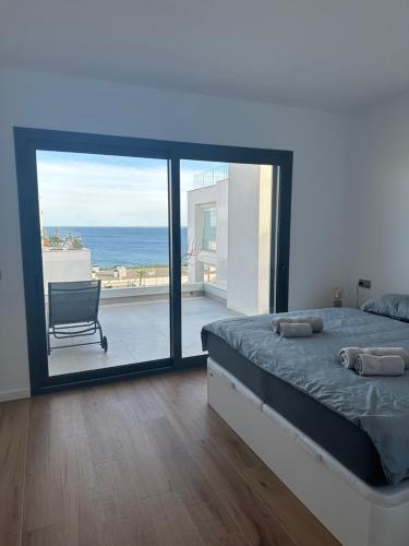 阿尔加德萨Modern duplex in Alcaidesa Links II的一间卧室配有一张床,享有海景