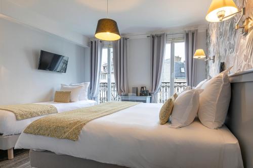 巴黎辉煌酒店的酒店客房设有两张床和一个阳台。