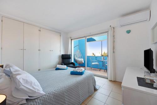 珀彻斯Villa Roxana的一间卧室配有一张床,享有海景
