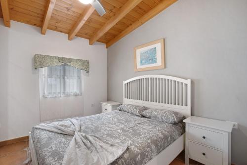 比拉夫洛尔Finca Keyfer的一间卧室设有一张床和一个窗口