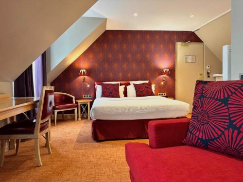 巴黎圣日耳曼中央酒店的酒店客房,配有一张床、一张桌子和椅子