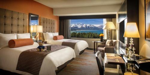 斯德特莱恩Golden Nugget Lake Tahoe的酒店客房设有两张床和大窗户。