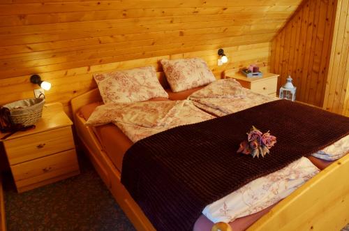 Posestvo Brinje的木制客房内的一间卧室,配有一张床